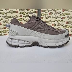 WOMENS (8) Zoom Vomero Roam Winterized shoes (USED)